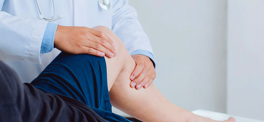 Patient with knee pain being examined for knee decompression therapy eligibility